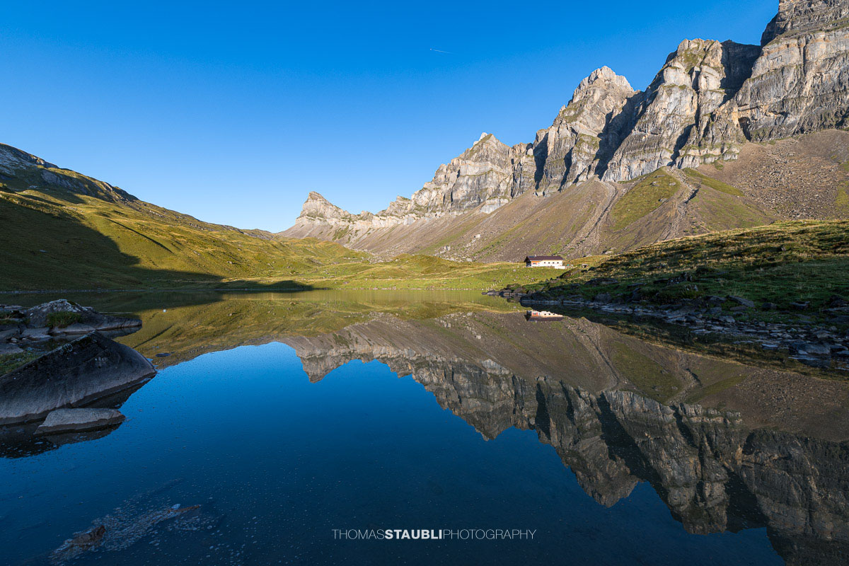Spiegelung des Chaiserstocks im ruhigen Seenalperseeli auf der Seenalp.