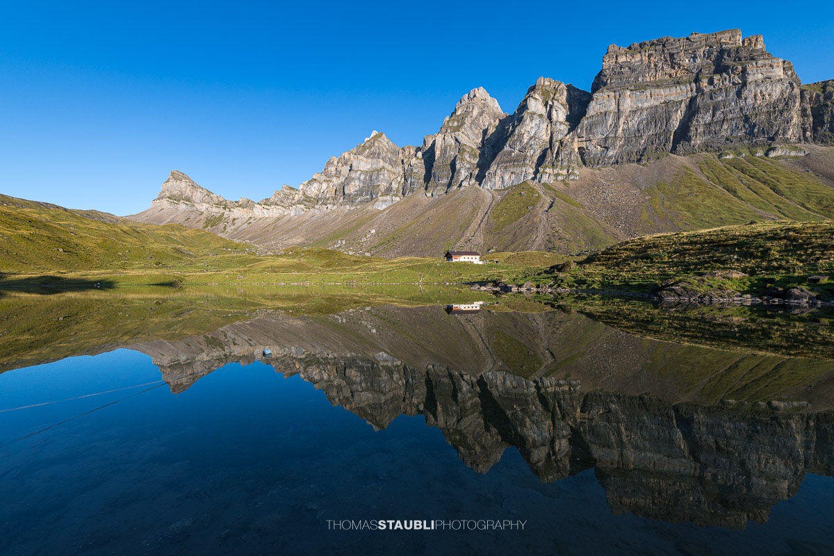 Spiegelung des Chaiserstocks im ruhigen Seenalperseeli auf der Seenalp.