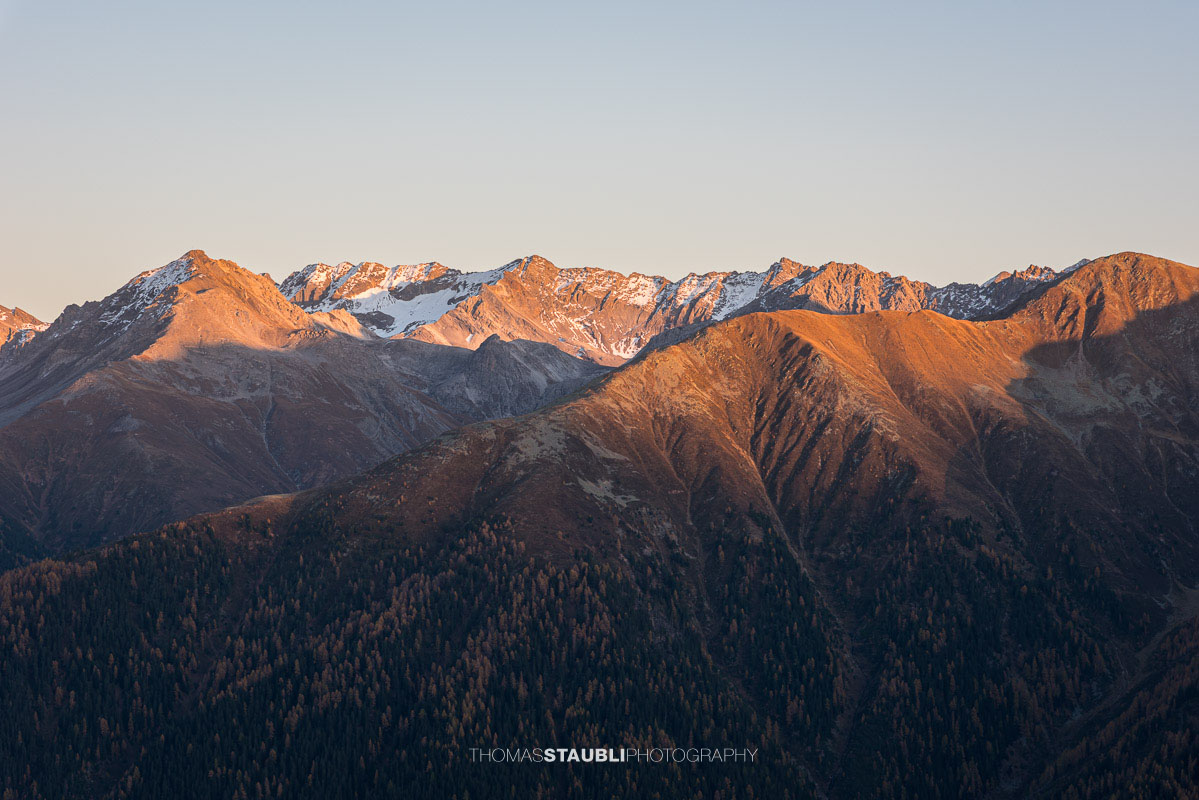 Bündner Berge n der herbstlichen Abendsonne