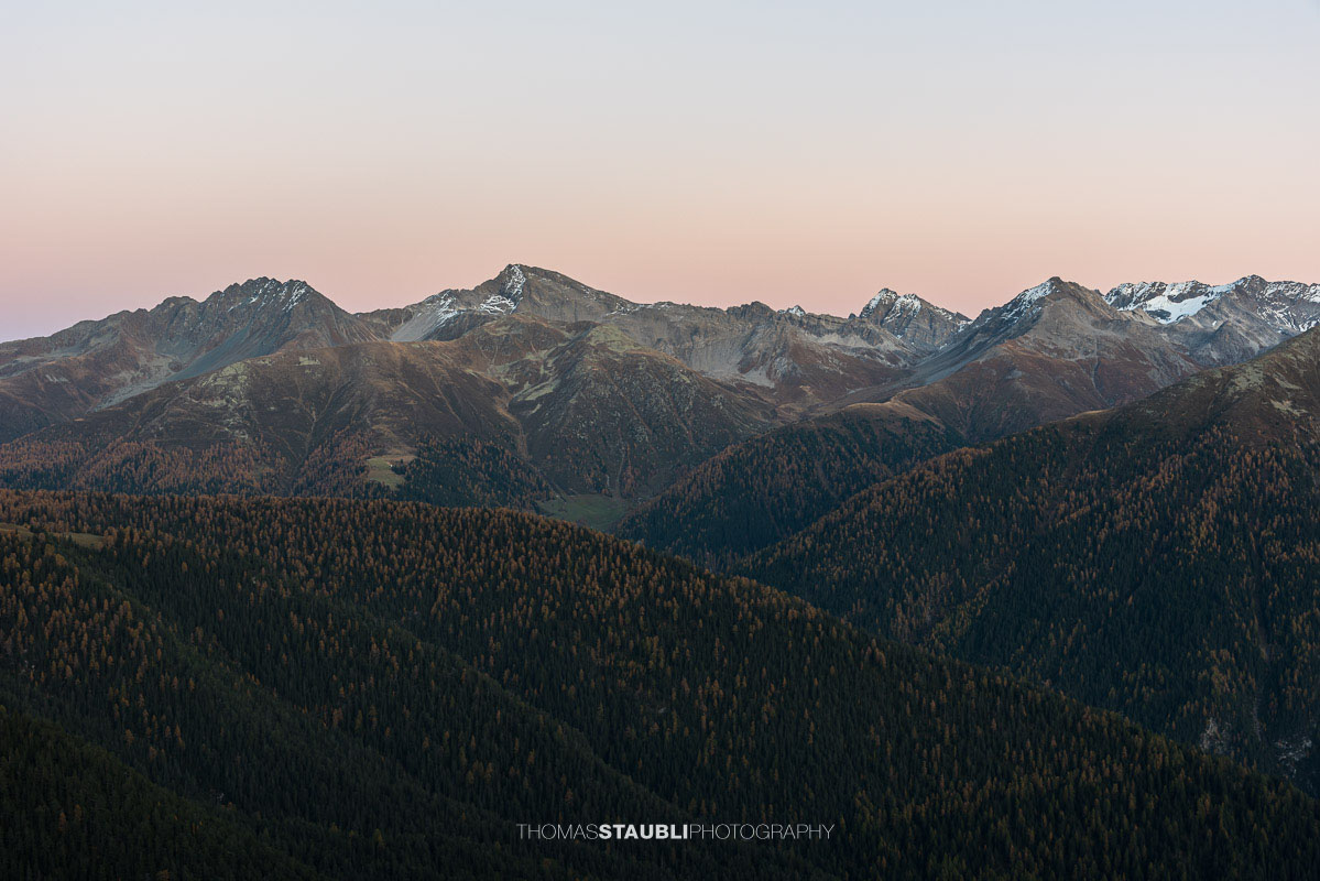 Älplihorn, Piz Ducan und Chrachenhorn im herbstlichen Abendlicht