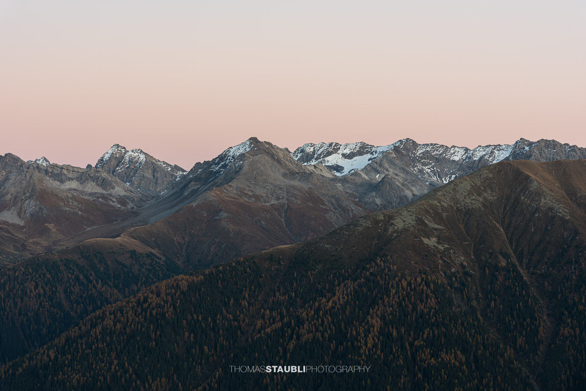Piz Ducan und Chrachenhorn im herbstlichen Abendlicht