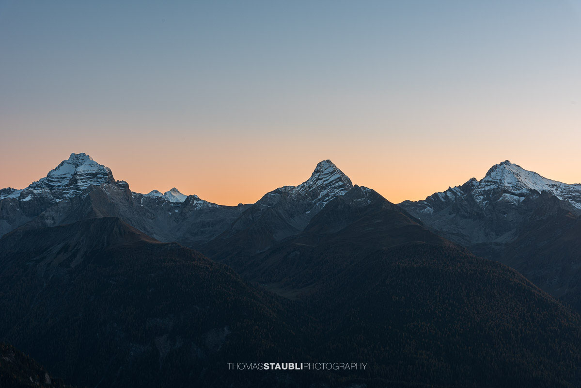 Abendstimmung über dem Piz Ela, Corn da Tinizong und Piz Mitgel