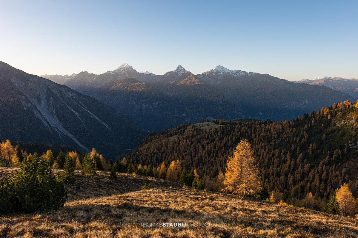 Piz Ela, Corn da Tinizong und Piz Mitgel in der herbstlichen Morgensonne