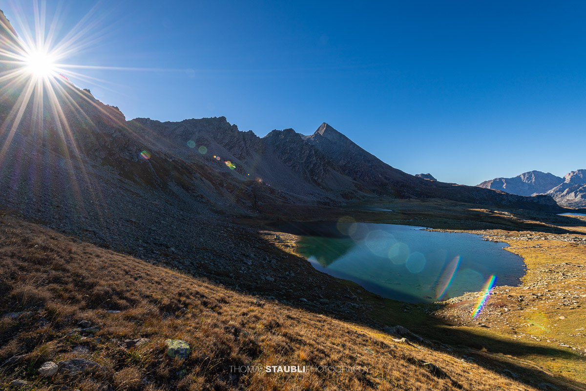 Blick über den Bergsee Laghi Boden auf der italienischen Seite des Passo San Giacomo, umgeben von einer kargen alpinen Berglandschaft.